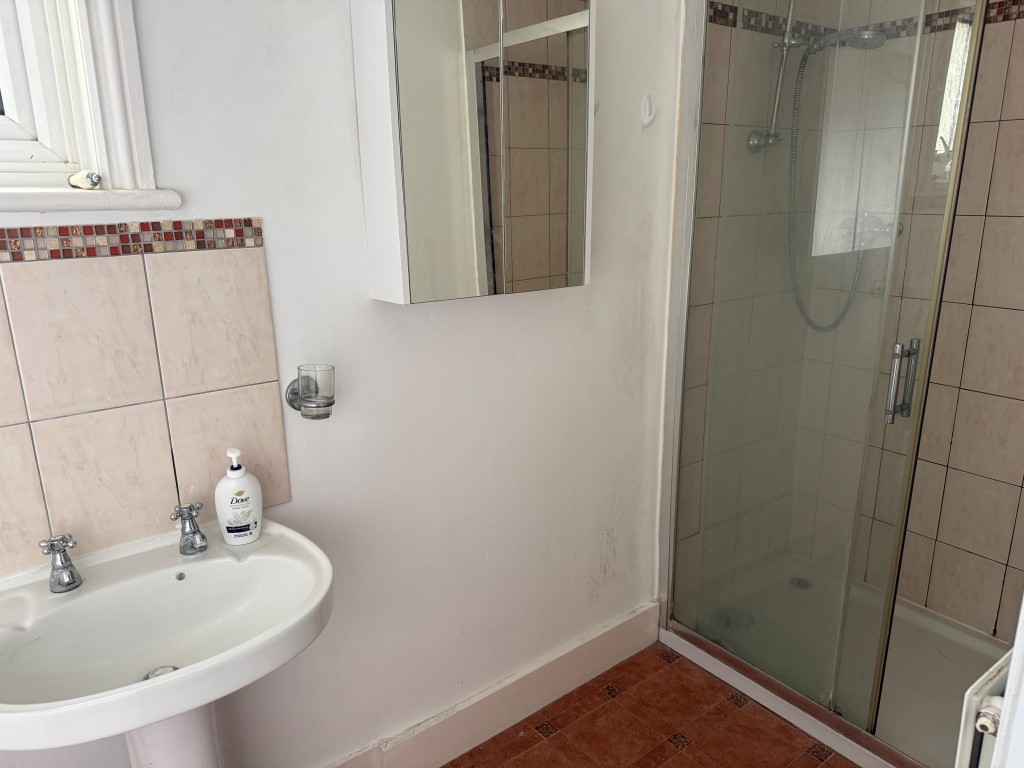 Lot: 117 - FREEHOLD PART-POSSESSION PROPERTY CLOSE TO TOWN CENTRE - First Floor Flat Bathroom with Shower & Basin